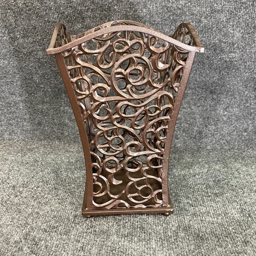 *Metal Twig Brown Vase Decor